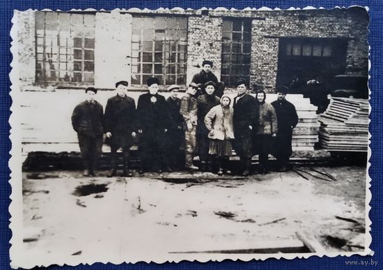 Фото из СССР. Бригада строителей. 1950-е. 8х11 см.