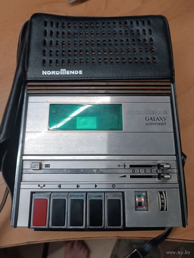 Винтажный магнитофон.