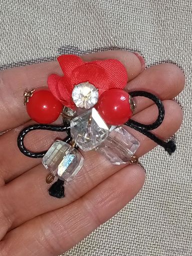Очаровательная брошь ручной работы Красные ягодки