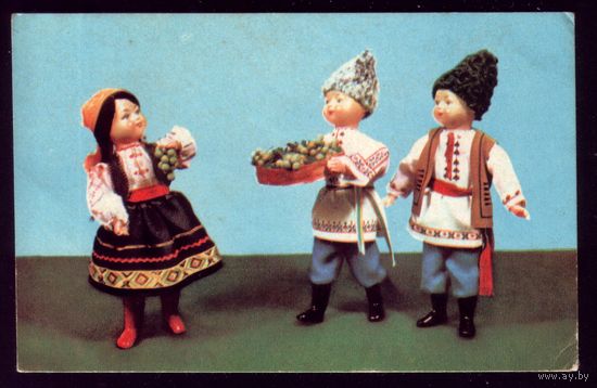 1968 год Е.Аскинази Куклы в молдавских костюмах