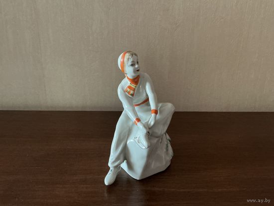 Фарфоровая статуэтка Девушка с коньками, СССР.