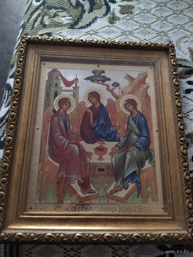 Икона троица в киоте под стеклом с золотыми ризами 28/24