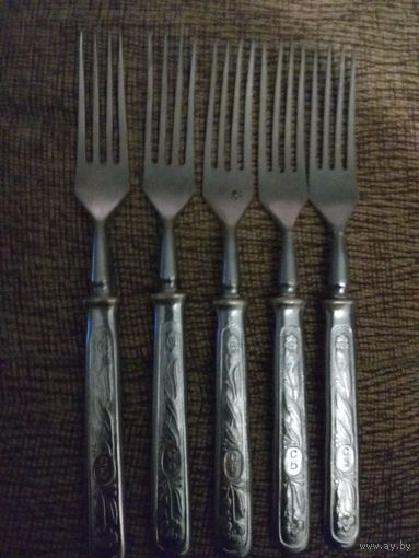 Столовые вилки.Одним лотом.