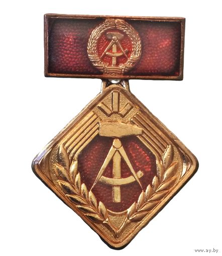 Знак "Ударник социалистического труда в искусстве ГДР"