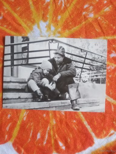 Открытка СССР черно-белая . Гагарин с дочкой. Не подписана. 1970 год . Состояние на скане.