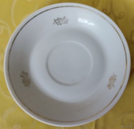 Блюдце эпохи СССР. Сумской фарфоровый завод (Суммы), 1974-1991 гг