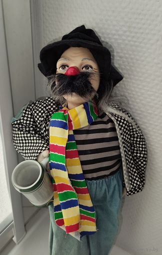 БОЛЬШОЙ ПРИКОЛЬНЫЙ КЛОУН В ПИВНОМ БАРЕ! Даже бокал у него настоящий - фарфоровый.  Высота около 40см. Смотрите фото! Отправка по почте возможна только после предварительного согласования по телефону