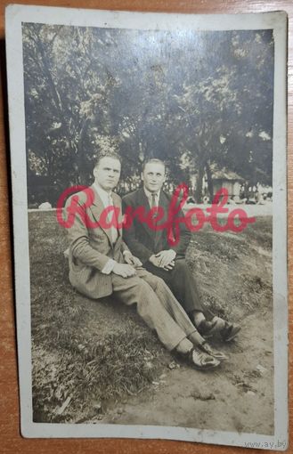 1932 Открыточный формат два друга фото на память типажи ретро фото