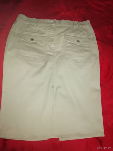 Добротная фирменная юбка хб ткани с добавлением стрейч. Размер 42-44, если плотное облегание 46.(ткань может слегка тянутся на фигуре