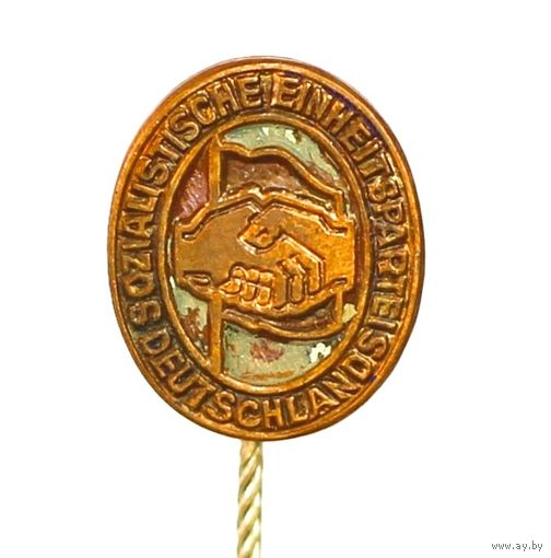 Винтажный значок Социалистической единой партии Германии (СЕПГ), которая была правящей партией в ГДР с 1949 по 1990 год