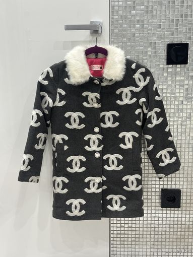 Пальто для девочки в стиле Chanel.  Утепленное, с узором из логотипов Chanel и белым меховым воротником. На рост примерно 128-134.  Состояние прекрасное.  Всего за 45 руб.   Могу выслать почтой.