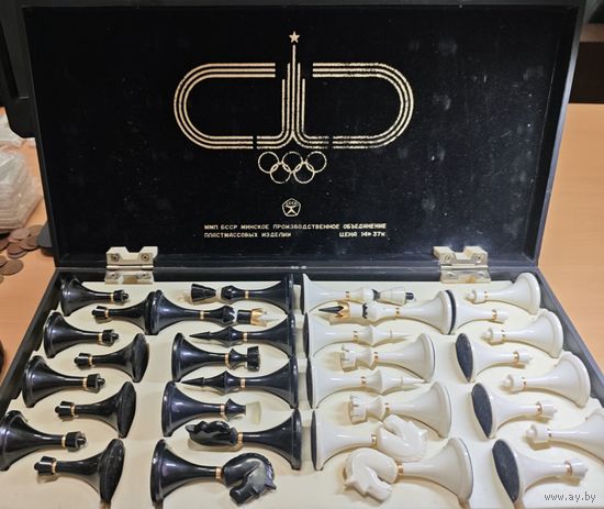 Шахматы ММП БССР с олимпийской символикой. Бакелитовые фигуры.