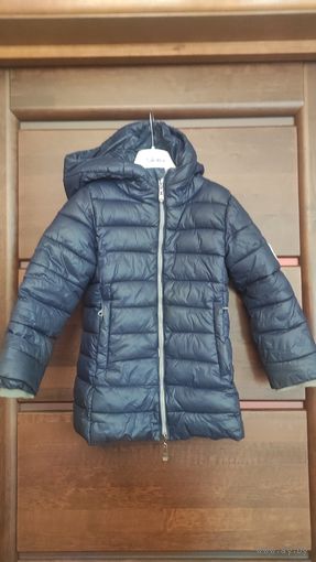 Пальто зимнее Moncler на рост 92-104 см. Цвет темно-синий, есть капюшон. Легкий, невесомый, невероятно удобный и теплый.  Длина рукава 38  см, длина 49 см, ПОгруди 33 см, ПОбедер 32 см. Состояние норм
