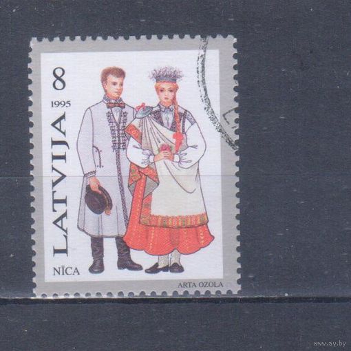 [46] Латвия 1995. Культура.Костюмы. Одиночный выпуск. Гашеная марка.