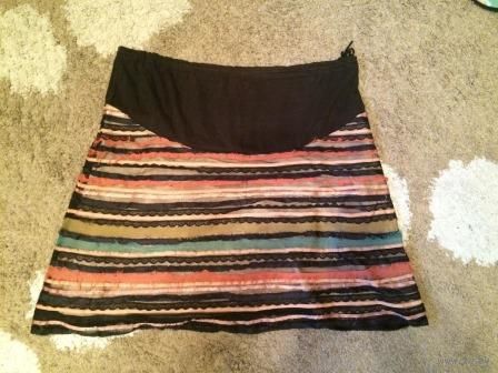 Очаровательная интересная юбка на 56 размер. Можно для беременной. БУ, хорошо бу. Состояние среднее, но из-за яркости юбки мелкие дефекты в глаза не бросаются. ПОталии57см, длина59см.