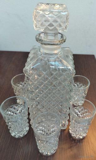 Винтажный набор из  графина и 6 рюмок , выполненный из богемского стекла времен СССР