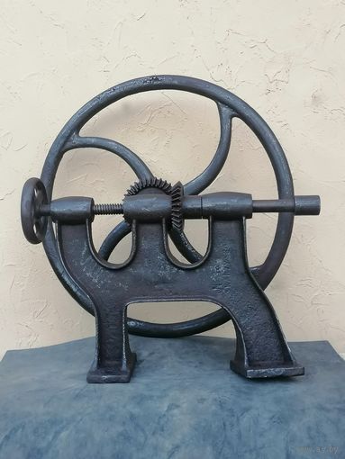 Сверлильный станок доэлектрической эпохи.