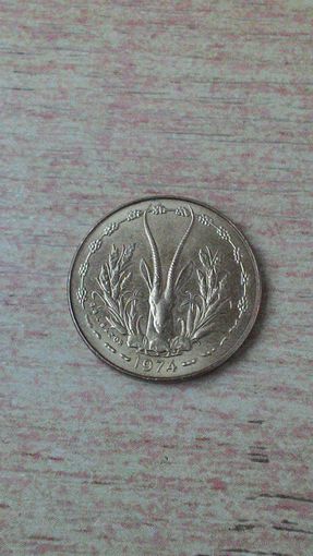 Западная Африка, 5 франков 1974 года.