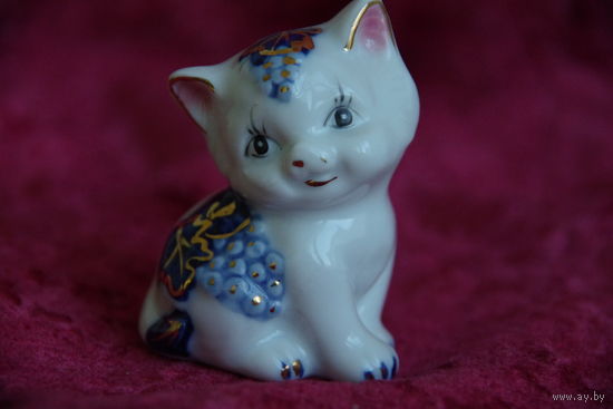 Статуэтка фарфоровая " Котик " целая , высота 6,5 см