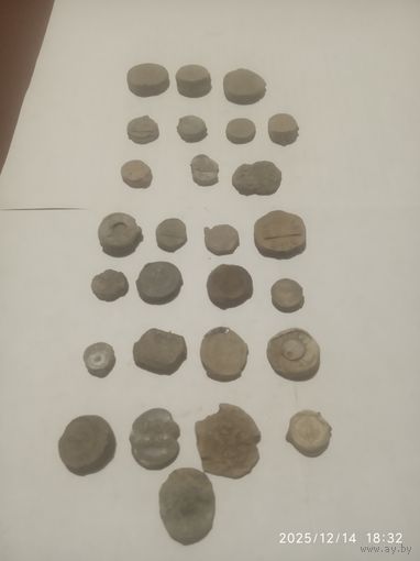 Большой лот,Пломб. Есть очень интересные. Не чистил.