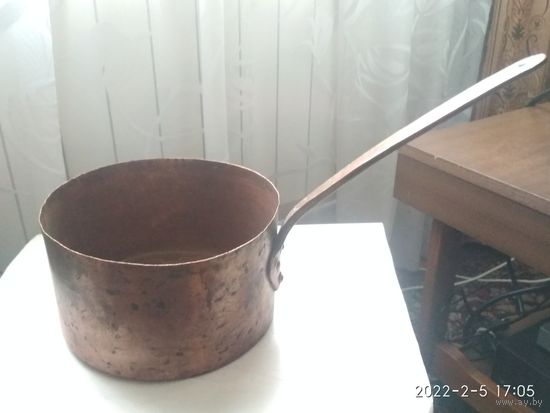 Старинная медная кастрюля
