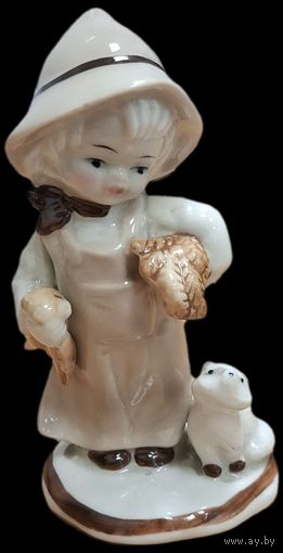 Европейский фарфор. Мальчик с хлебом-колосьями и котиком. Сохран. 13 см