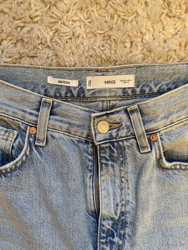 Джинсы MANGO актуальная модель текущая коллекция