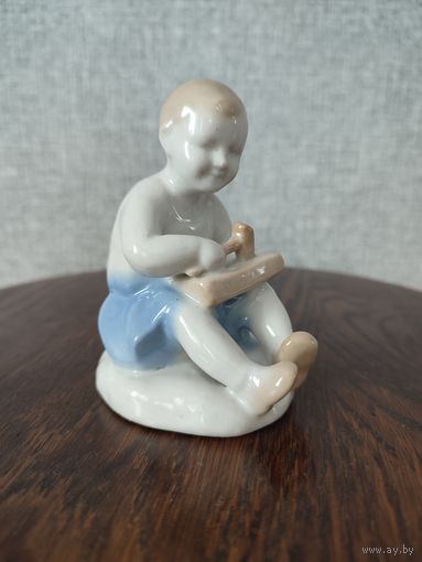 Статуэтка, фигурка фарфоровая Мальчик плотник.