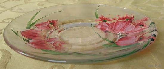 Стеклянное блюдце с изображением розовых цветов, похожее на продукцию бренда Luminarc.