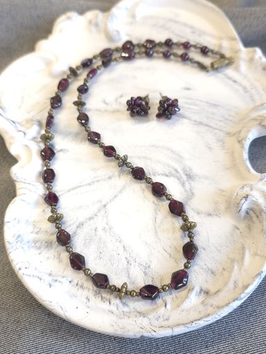 КОмплект бижутерии колье-бусы + серьги-гвоздики, винтажный гранат в латуни (Чехия)