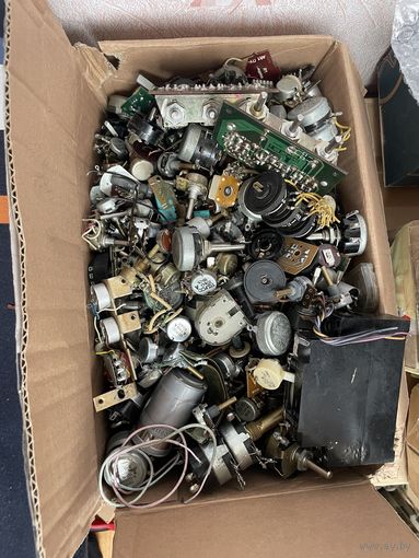 Радиодетали переменные резисторы 5кг(с коробкой)