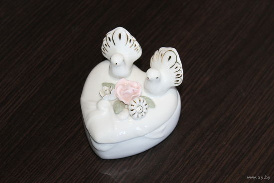 Фарфоровая шкатулка, в форме сердца с фигурками двух влюбленных голубей и цветочным декором.