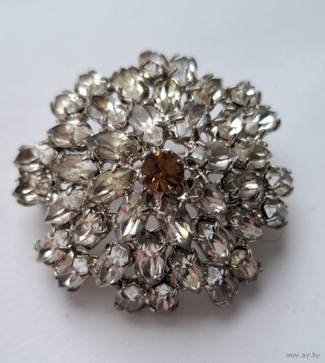 Брошь с кристаллами. Форма купол. 70-е годы