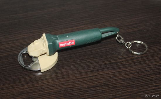 Открывашка-брелок для бутылок металлическая, ручка пластиковая, выполненная в форме миниатюрной шлифовальной машины "Мetabo".