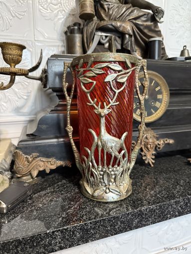 Ваза Олень рубиновое рельефное стекло в металлической оправе СССР