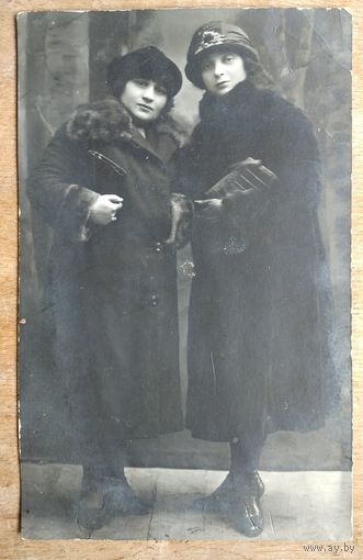 Фото двух женщин. 1927 г. 8.5х13 см.
