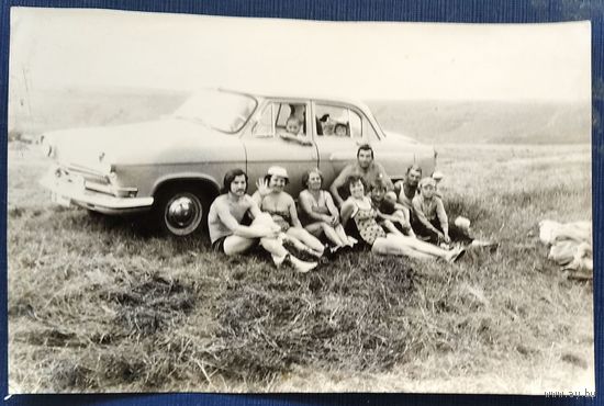 Фото возле автомобиля "Волга". 1970-е. 10х15 см.