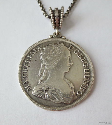 Талер 1742 г. Мария Терезия "молодая". Редкий. Реверс "Мадонна".Уверенный оригинал. Аккуратно (только по гурту) ювелиром выполнена подвеска. На цепочке проба 835, клейма Германии 19 века. См.описание.