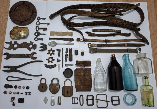 Лот находок по РККА и не только (элементы конской сбруи, пряжки, инструмент, замки/ключи, стекло, бакелит)