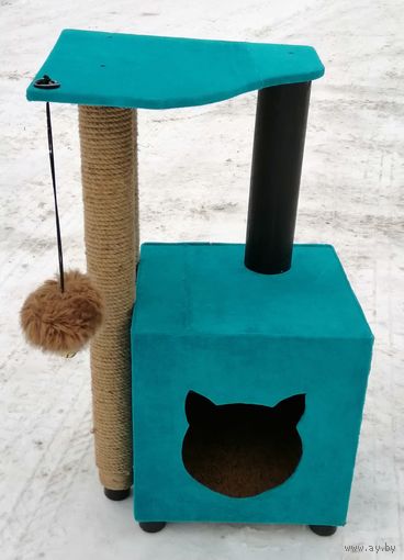 Добротный домик с игрушкой для кота.