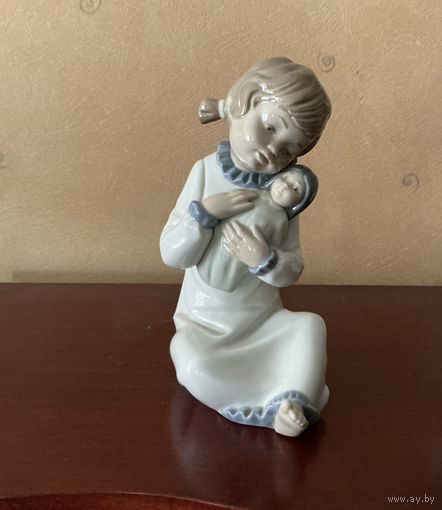 Статуэтка Девочка с куклой NAO by Llardo Испания винтаж