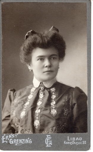 Либава. Ателье Гренцинга. Женский портрет. Нач. ХХ в. На картоне. 102 х 63 мм