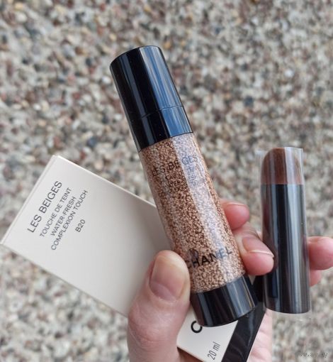 Chanel Les Beiges Water-Fresh Complexion Touch 20 ml (кисть в комплекте)