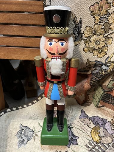 Деревянный щелкунчик