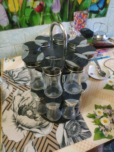 Набор для специй. 16 баночек на вертящейся подставке.