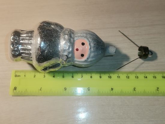 Ёлочная, стеклянная игрушка "Девочка", времён СССР, длина 10.5 см., сколы в районе подвески, закрываются металлической частью.
