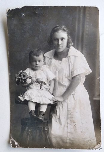 Фото женщины с ребенком. 1920-30-е. 9х13 см.
