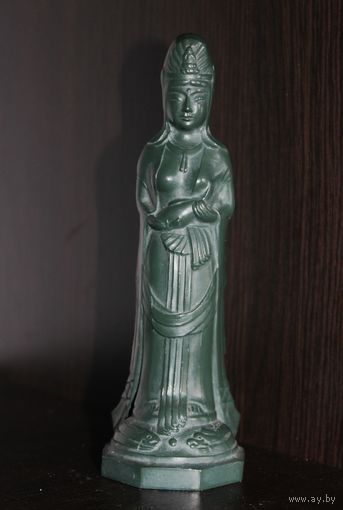 Статуэтка Гуаньинь (Бодхисаттву сострадания), выполнена из материала, напоминающий темно-зеленый нефрит, клеймо.