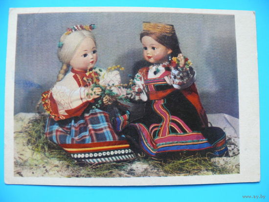 Плетение венков (куклы в народных костюмах Рязанской и Курской областей), Автор костюмов Спасская Р., Фото Игнатович Е., 1964, подписана.
