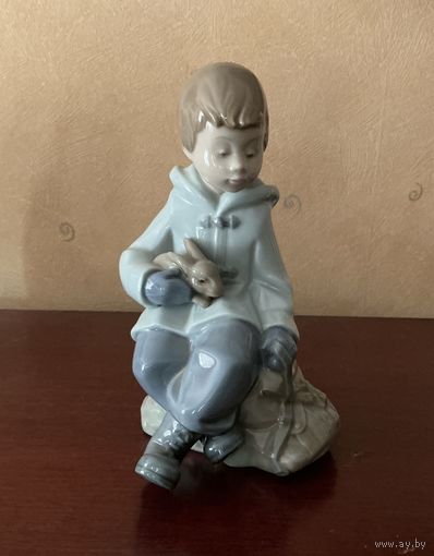 Статуэтка Мальчик с кроликом NAO by Llardo Испания винтаж